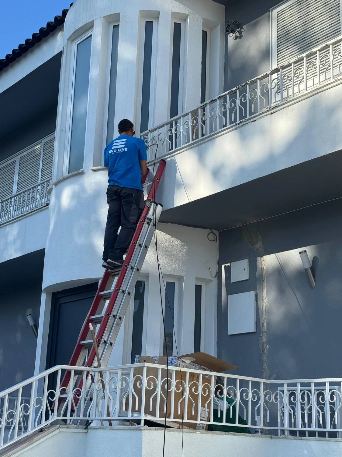 Técnico a instalar câmaras CCTV em moradia em Setúbal — Evo Line Solutions