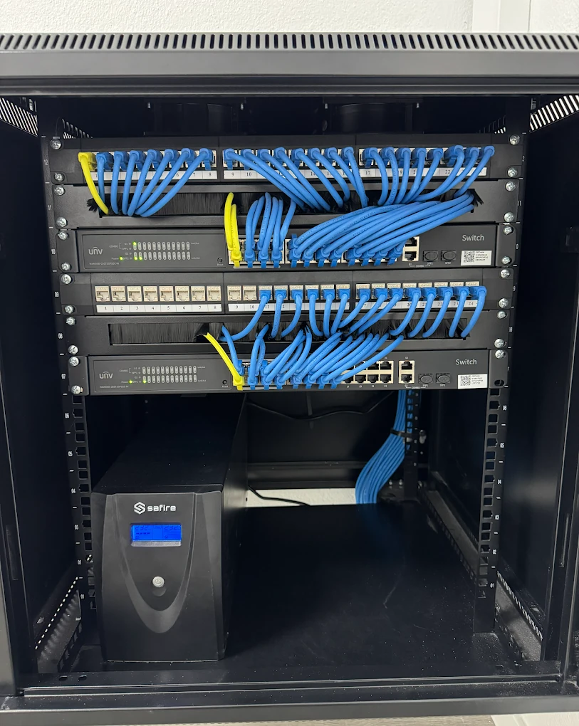 Rack técnico com switches, patch panel e cablagem Cat6 — Evo Line Solutions