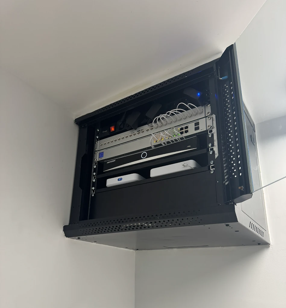 Rack técnico montado em parede com NVR Hikvision e cloud gateway — Evo Line Solutions